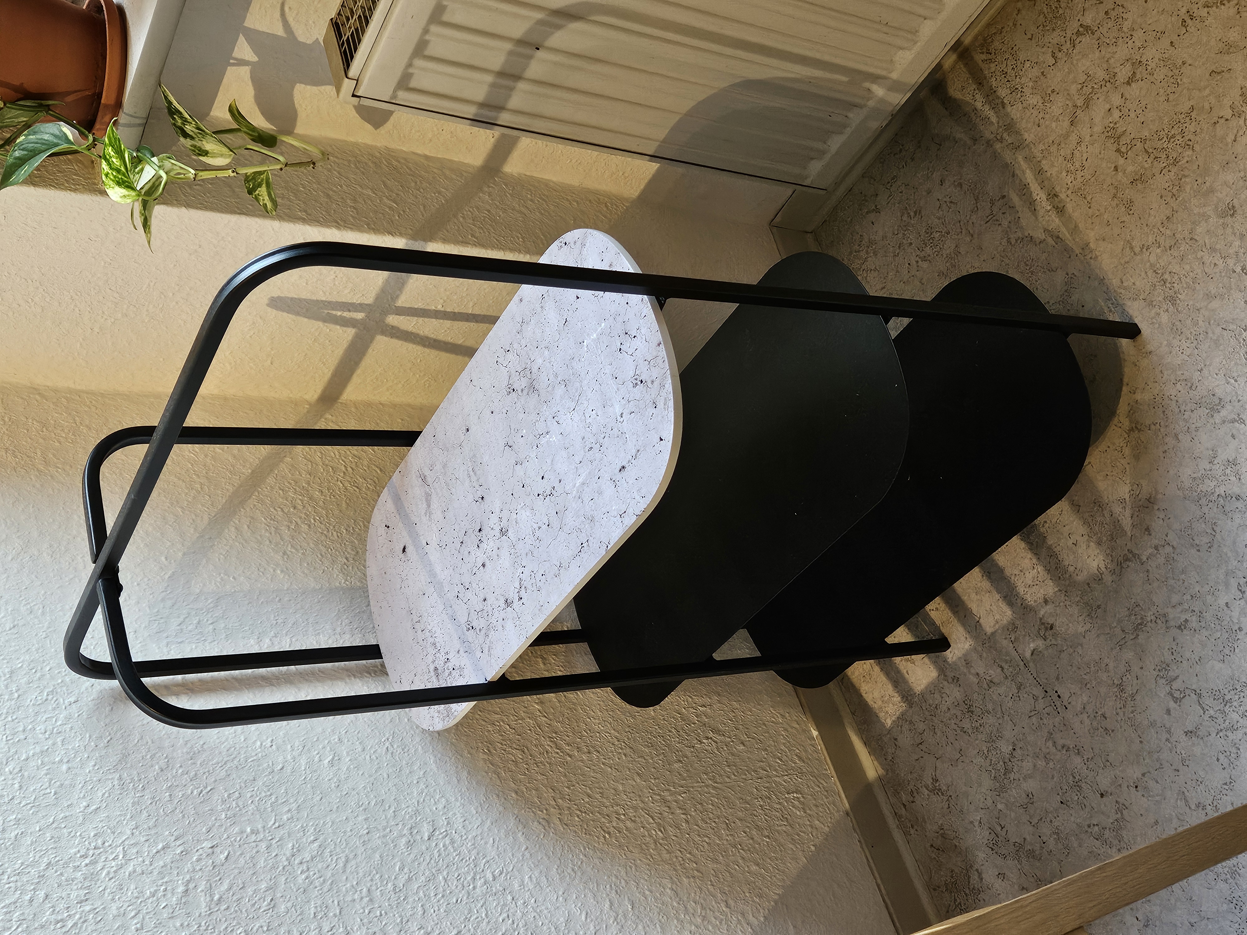 Metallregal in Schwarz-Weiß mit Marmoroptik